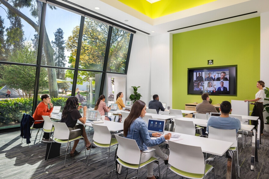 3200 Bristol St, Costa Mesa, CA for lease - Interior Photo - Image 2 of 23