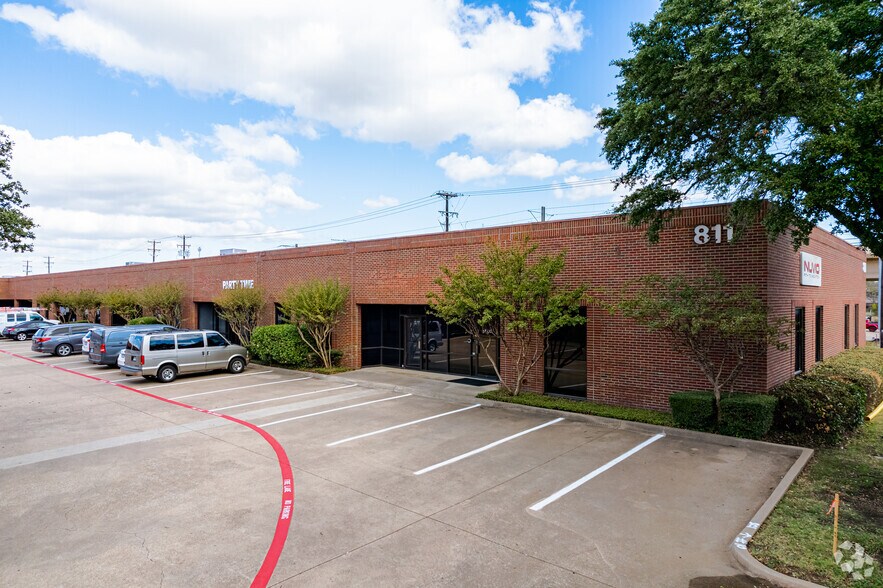 811 E Plano Pky, Plano, TX à louer - Photo du bâtiment - Image 2 de 6