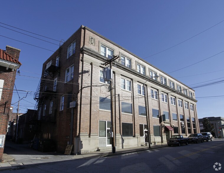 401 N Main St, Hendersonville, NC à louer - Photo du bâtiment - Image 2 de 2