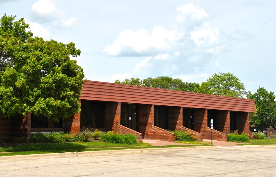 411 E Business Center Dr, Mount Prospect, IL for lease - Building Photo - Image 3 of 24