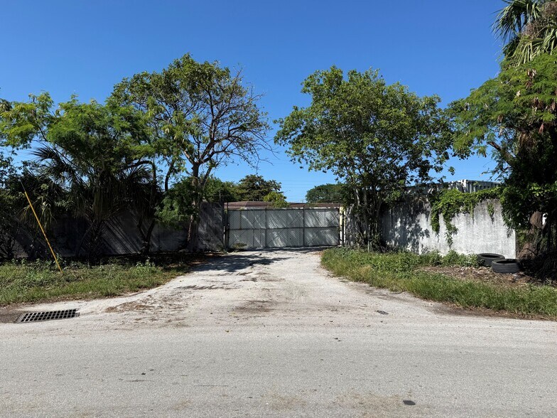 NE 45th Ct, Oakland Park, Oakland Park, FL à louer - Photo du bâtiment - Image 2 de 2