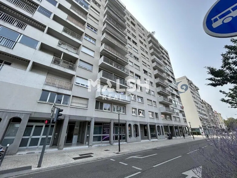Office in Lyon for lease - Building Photo - Image 2 of 11