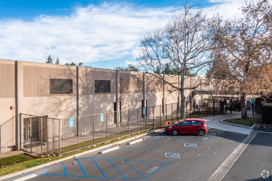 250 S Kraemer Blvd, Brea, CA à vendre - Photo du bâtiment - Image 2 de 5