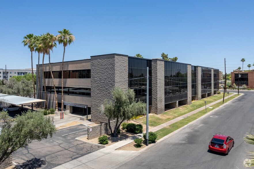 77 E Thomas Rd, Phoenix, AZ à louer - Photo du bâtiment - Image 2 de 3