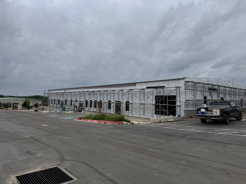 3127 E Howard Ln, Manor, TX à louer - Photo du bâtiment - Image 2 de 10