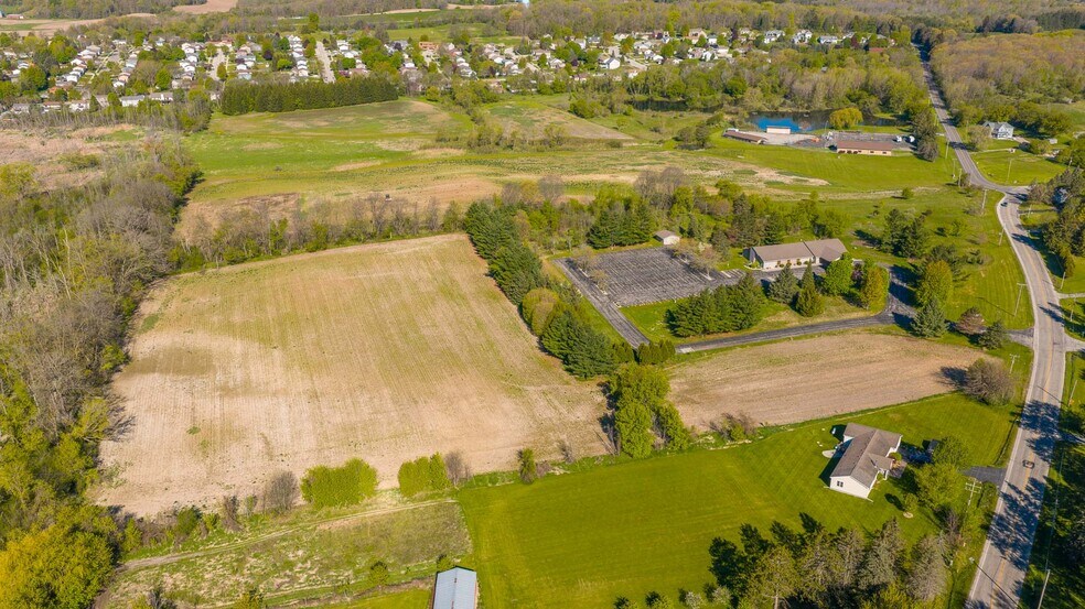 1130 Wildwood Rd, West Bend, WI à vendre - Photo du bâtiment - Image 3 de 3