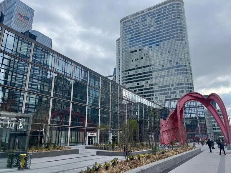 Office in Courbevoie for lease - Building Photo - Image 1 of 20