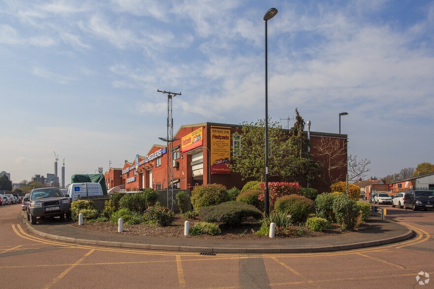 Tait Rd, Croydon à vendre - Photo principale - Image 1 de 11