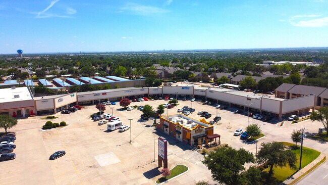 Plus de détails pour 2760 E Trinity Mills Rd, Carrollton, TX - Commerce de détail à louer