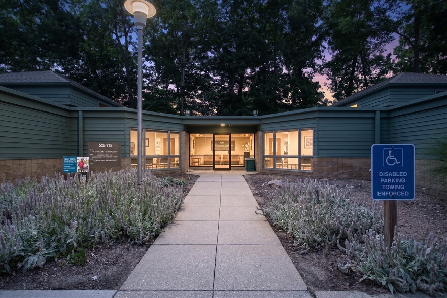 2575 Spring Arbor Rd, Jackson, MI for sale - Building Photo - Image 1 of 24
