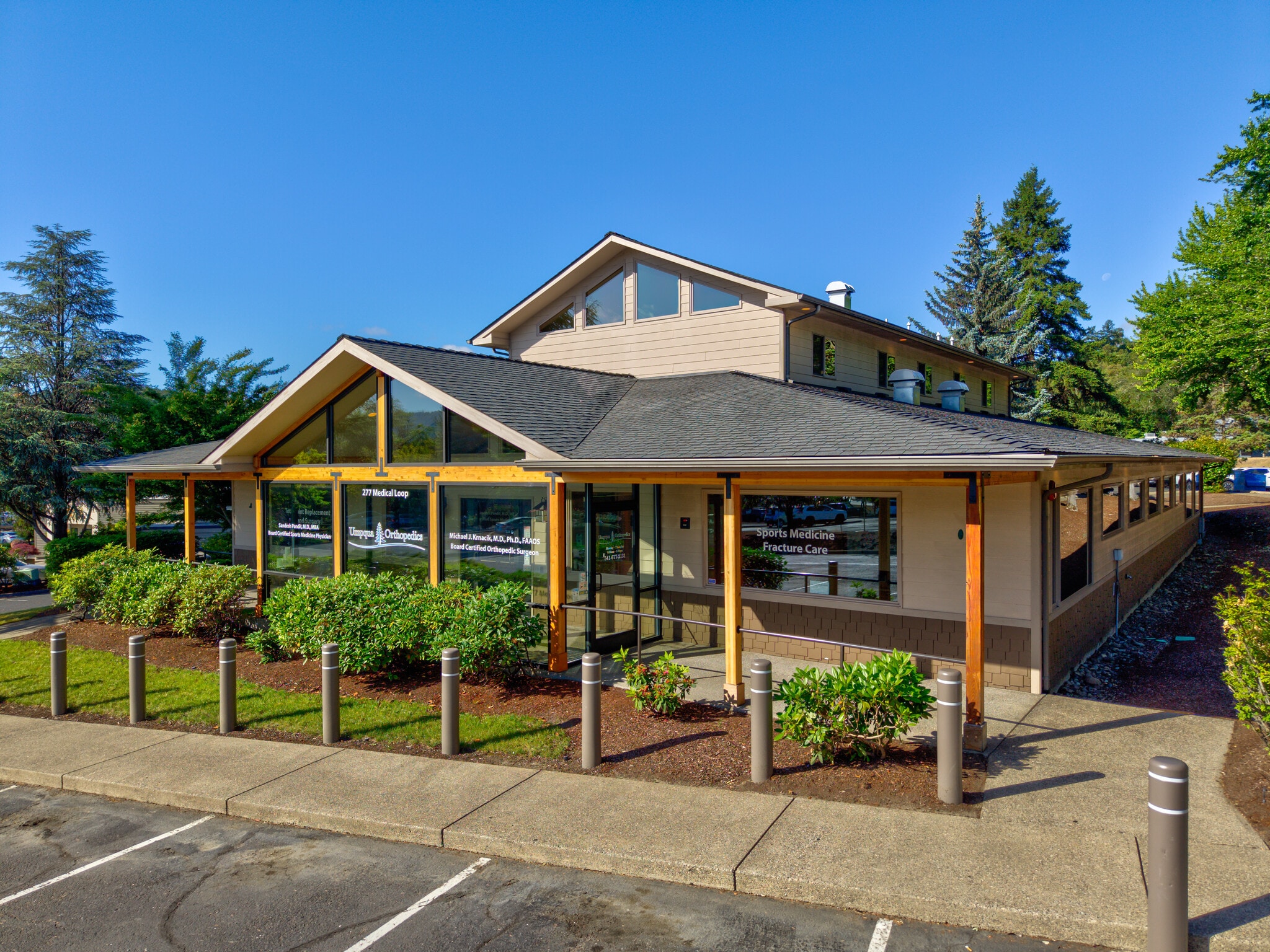 277 Medical Loop, Roseburg, OR à louer Photo du bâtiment- Image 1 de 32