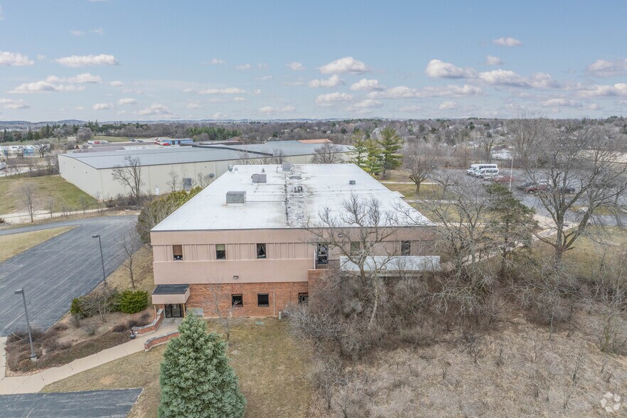 1661 Summit Dr, Fort Atkinson, WI à vendre - Photo du bâtiment - Image 2 de 12