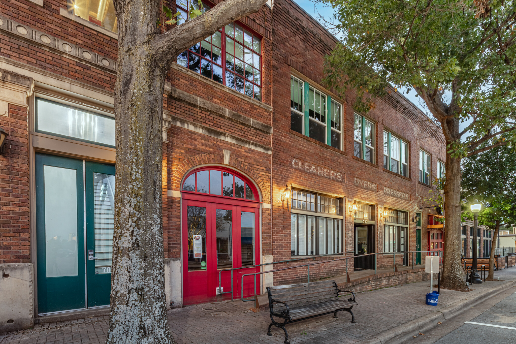 701 W Magnolia Ave, Fort Worth, TX à louer Photo du bâtiment- Image 1 de 6