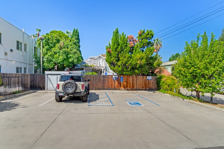 325 Cajon St, Redlands, CA à vendre - Photo du bâtiment - Image 3 de 19