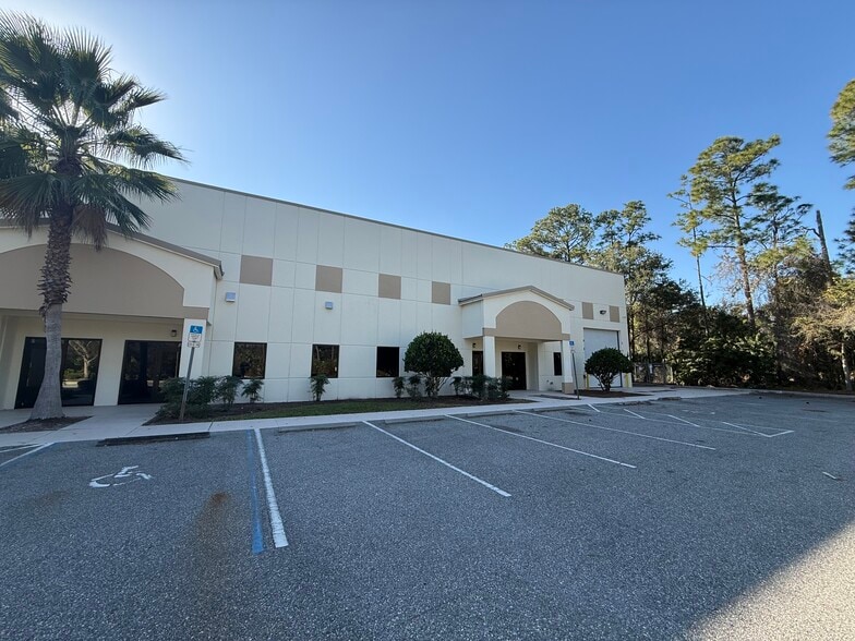 1800 Concept Ct, Daytona Beach, FL à louer - Photo du bâtiment - Image 2 de 9