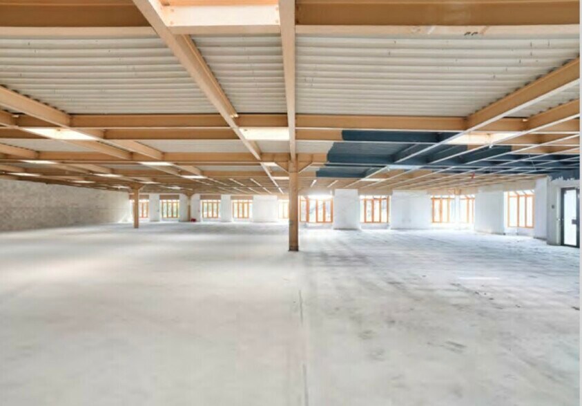 Flex in Croissy-Beaubourg for lease - Interior Photo - Image 3 of 6
