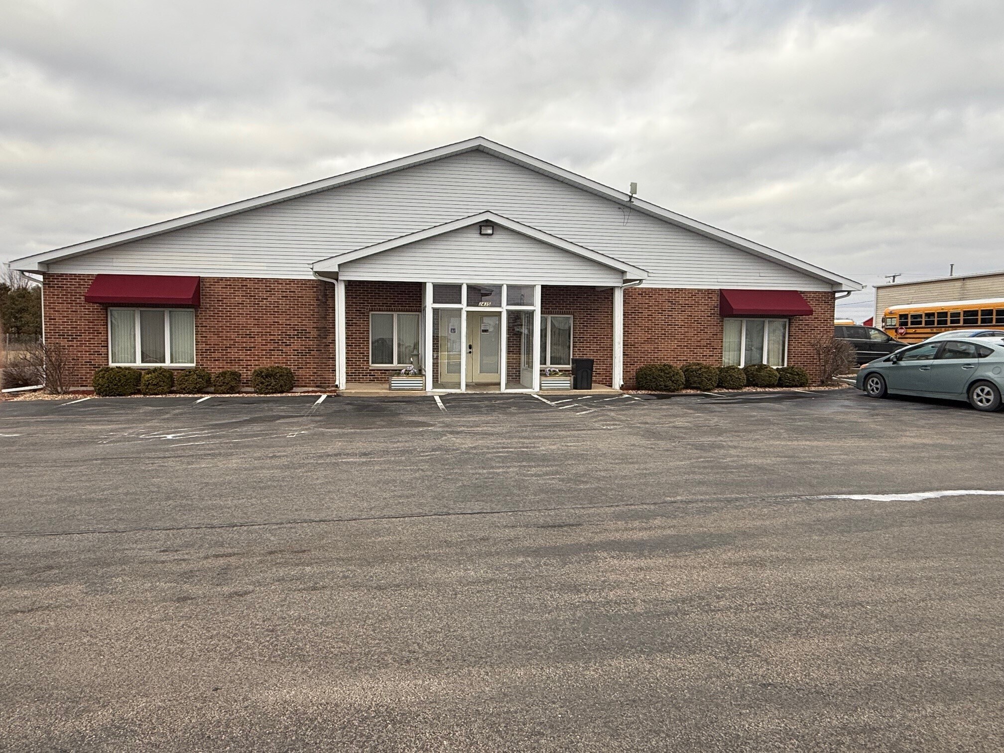 2431 Bethany Rd, Sycamore, IL for lease Building Photo- Image 1 of 4
