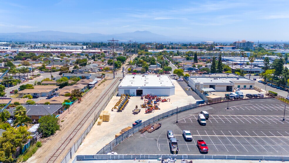 2602 Halladay St, Santa Ana, CA à vendre - Photo du bâtiment - Image 3 de 18