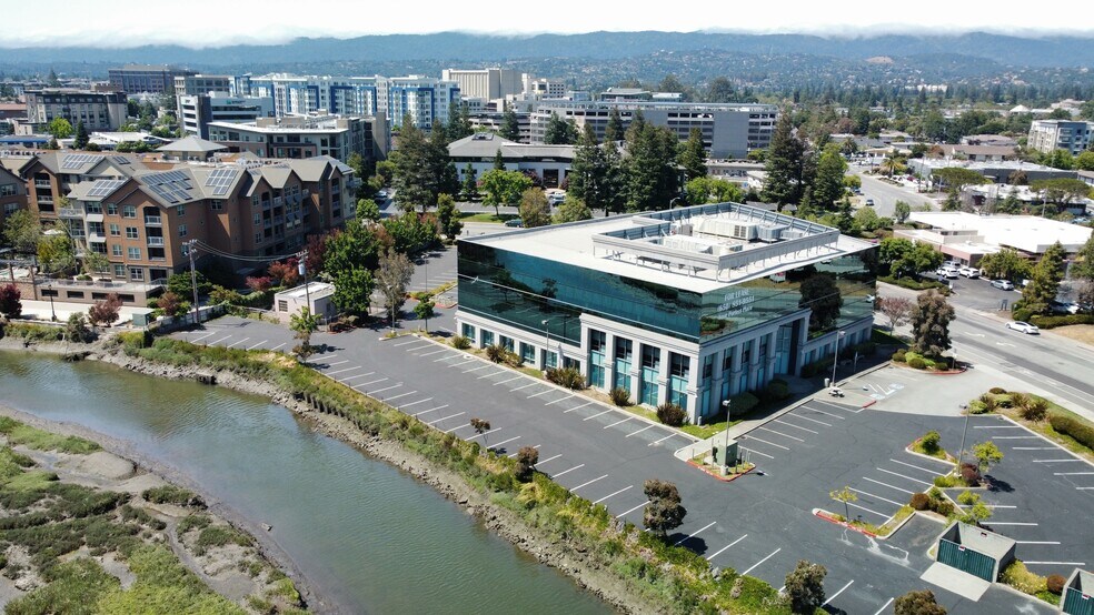 305 Main St, Redwood City, CA à louer - Photo du bâtiment - Image 2 de 4