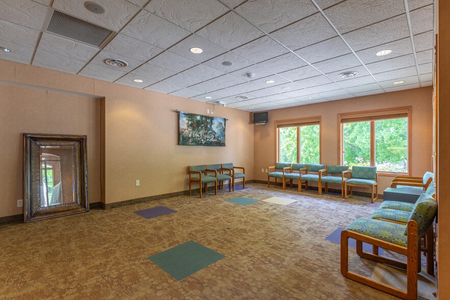 307 N Washington St, Saint Croix Falls, WI for lease - Lobby - Image 2 of 9