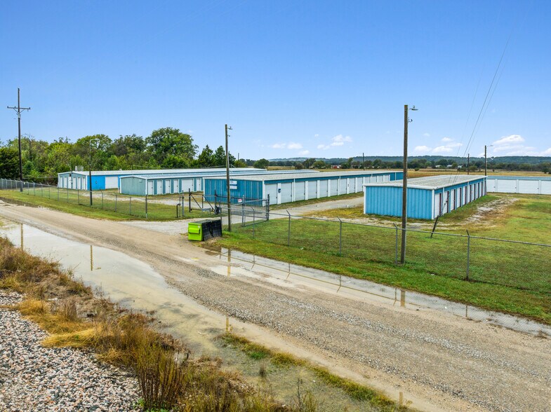 Iron Storage Portfolio portfolio of 2 properties for sale on LoopNet.ca - Building Photo - Image 2 of 11