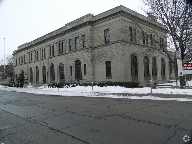 219 E Washington Ave, Oshkosh, WI à vendre - Photo du bâtiment - Image 3 de 8