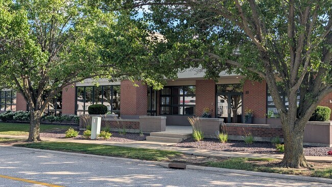 Plus de détails pour 1625 Commerce Pky, Bloomington, IL - Bureau à vendre