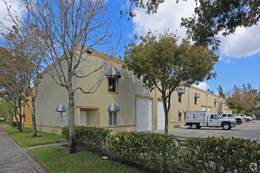 10840 NW 138th St, Hialeah, FL à louer - Photo du bâtiment - Image 3 de 15