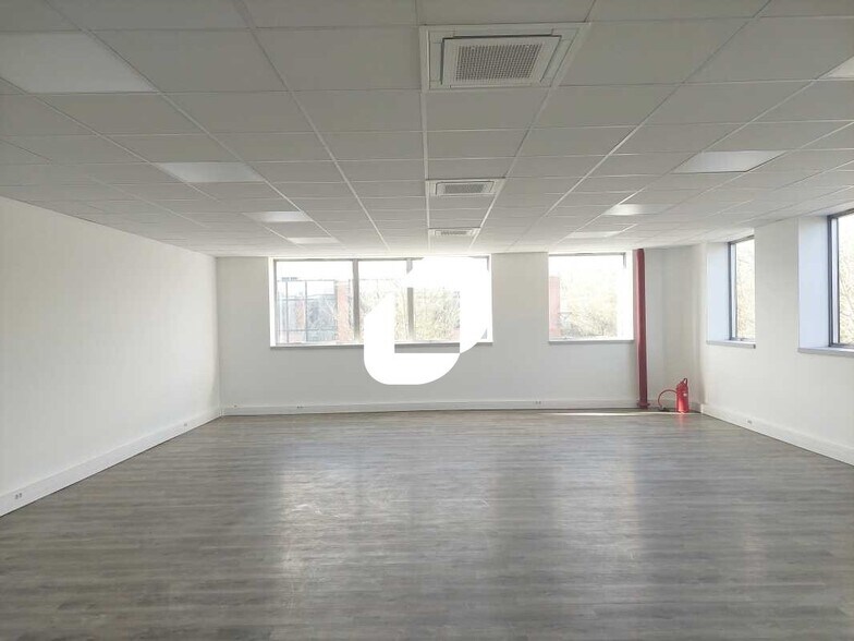 130 H Avenue Joseph Kessel, Voisins-le-Bretonneux for lease - Interior Photo - Image 2 of 21