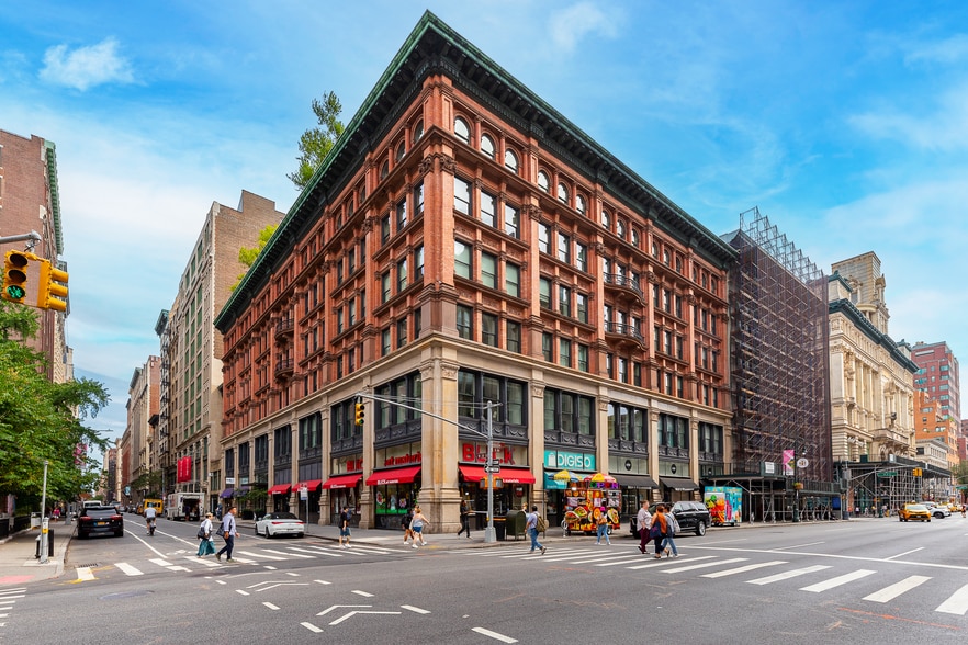 The Manhattan Retail Collection portfolio of 9 properties for sale on LoopNet.ca - Building Photo - Image 2 of 14