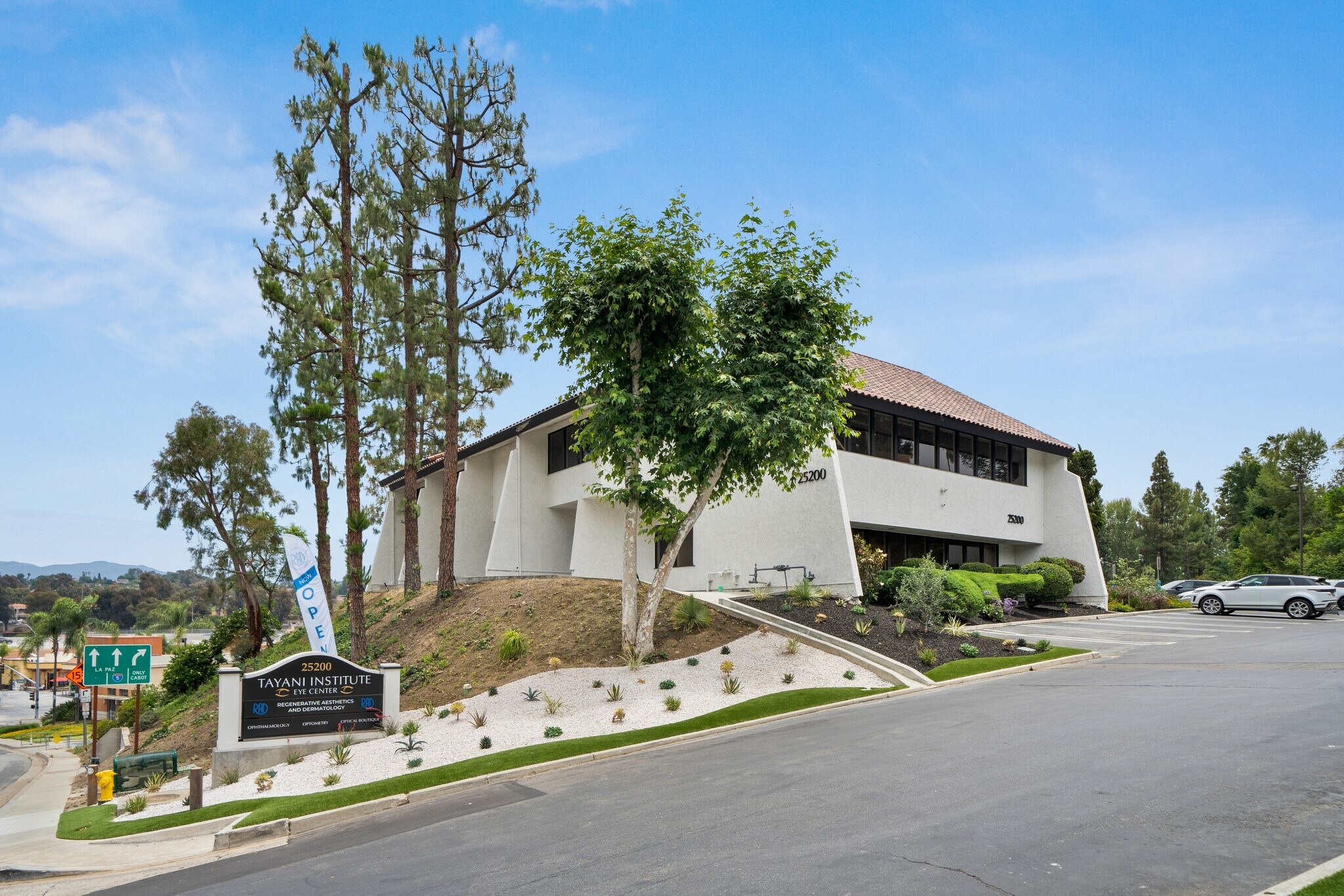 25200 La Paz Rd, Laguna Hills, CA à louer Photo du bâtiment- Image 1 de 14