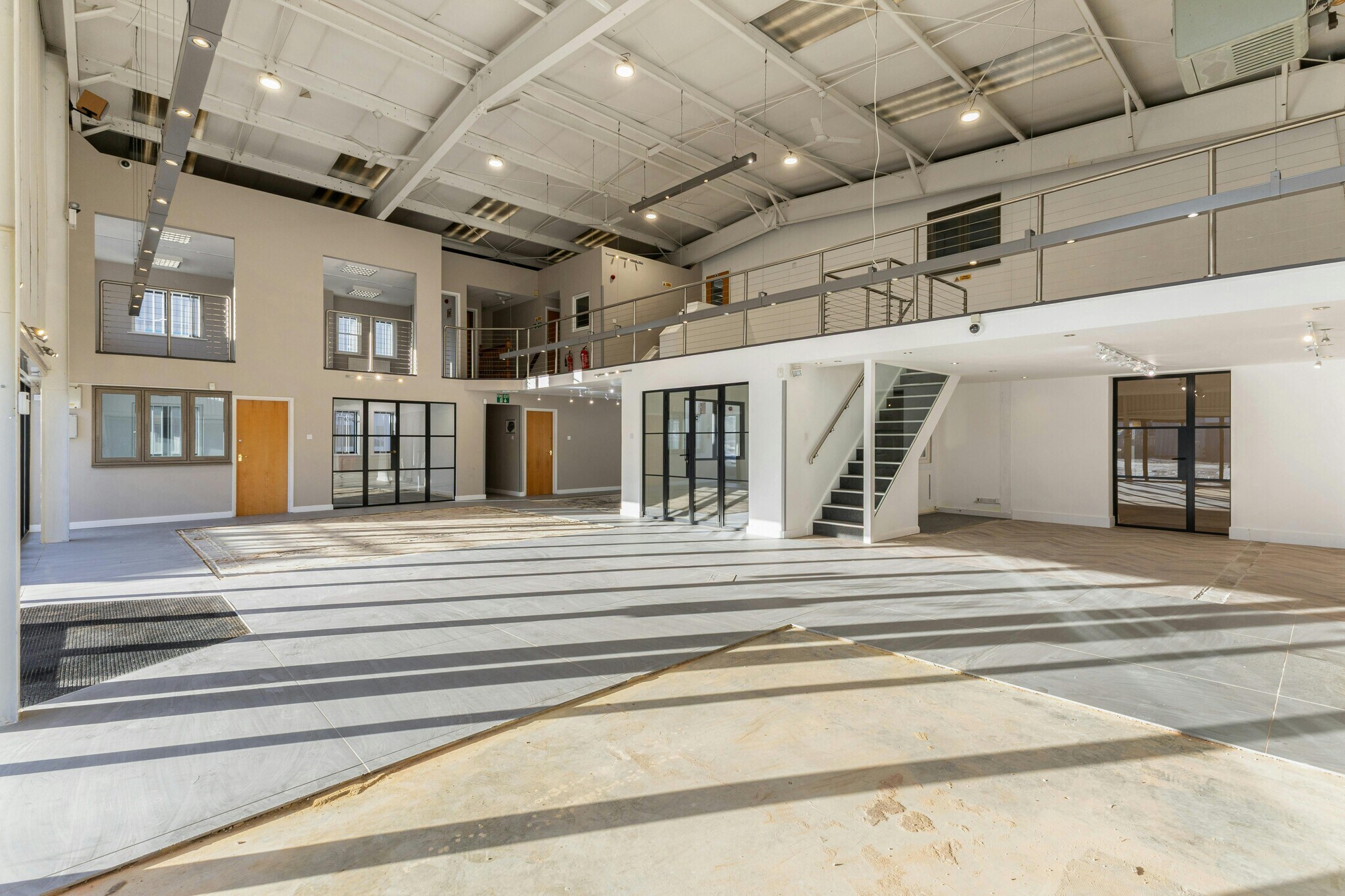 4-12 Kempson Clos, Aylesbury à louer Photo du bâtiment- Image 1 de 9