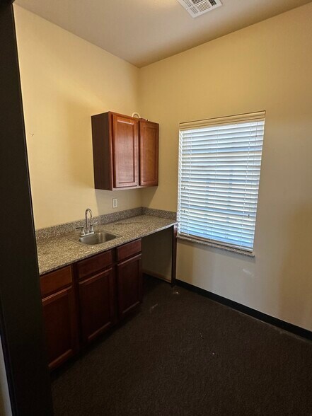 10404 Vineyard Blvd, Oklahoma City, OK à louer - Photo du bâtiment - Image 3 de 13
