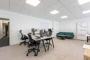 Espace de travail moderne et lumineux, idéal pour votre entreprise.