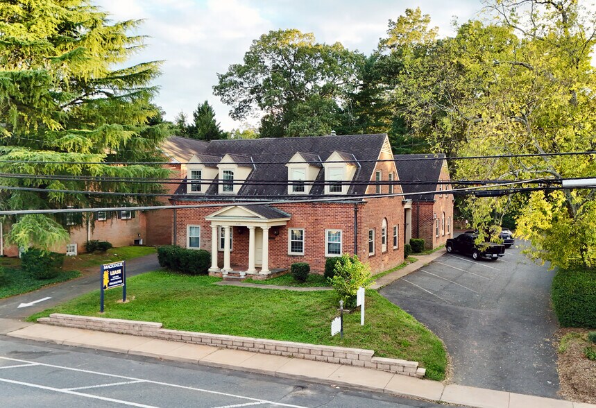 2120 Ivy Rd, Charlottesville, VA à louer - Photo du bâtiment - Image 3 de 7