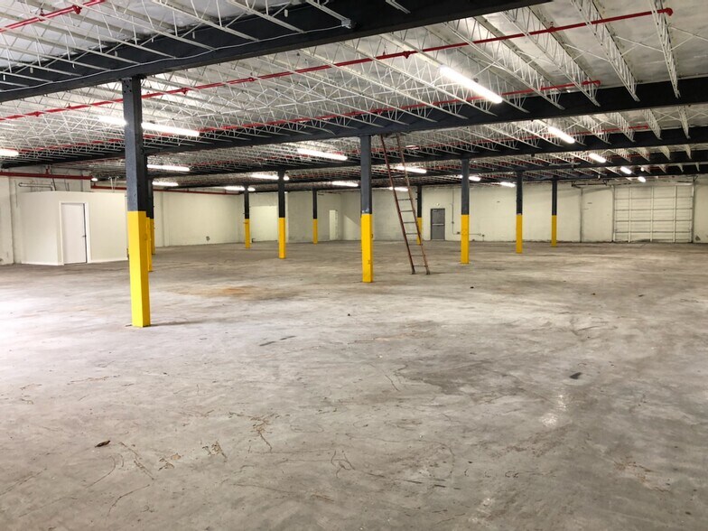 6220 NW 37th Ave, Miami, FL à louer - Photo du bâtiment - Image 2 de 3