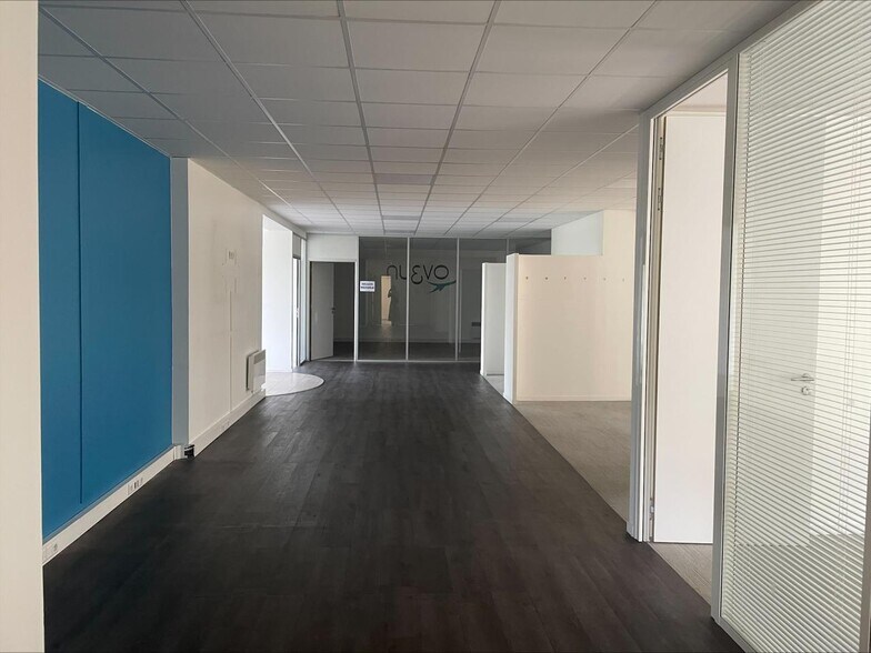 Office in Neuilly-Plaisance for sale - Building Photo - Image 2 of 13