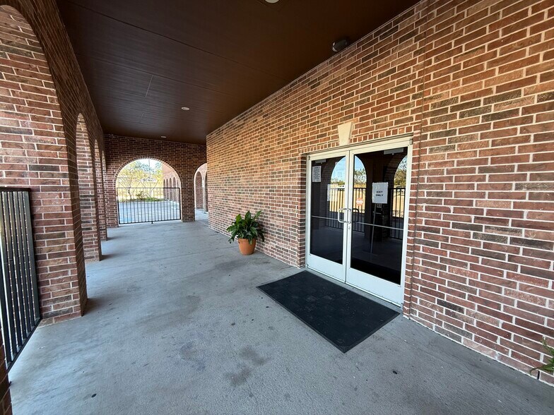 1101 Bunton Creek Rd, Kyle, TX à louer - Photo du bâtiment - Image 2 de 15