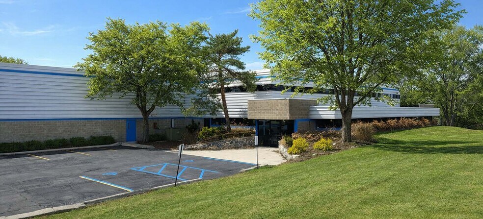 41001 Grand River Ave, Novi, MI à vendre - Photo du bâtiment - Image 1 de 1