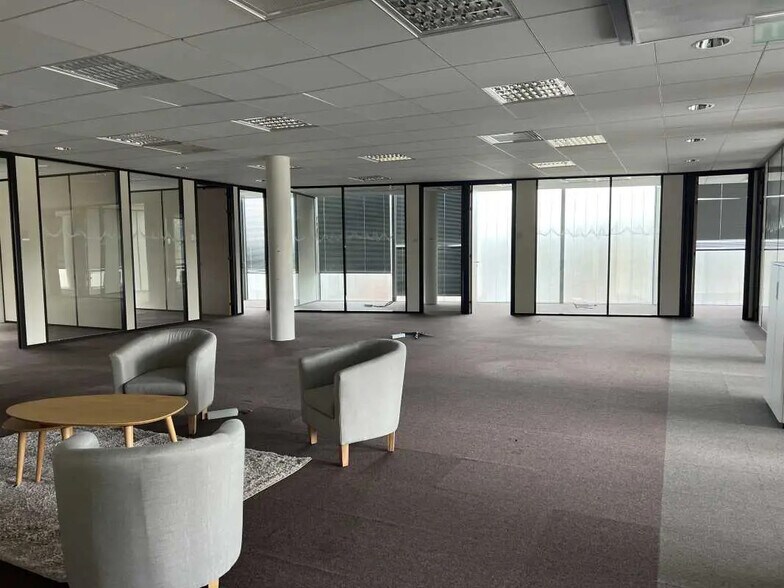 23 Rue General Valerie Andre, Vélizy-Villacoublay à louer - Photo du bâtiment - Image 3 de 13