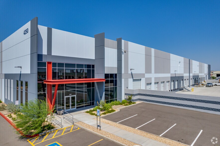 4250 E Superior Ave, Phoenix, AZ à louer - Photo du bâtiment - Image 1 de 17