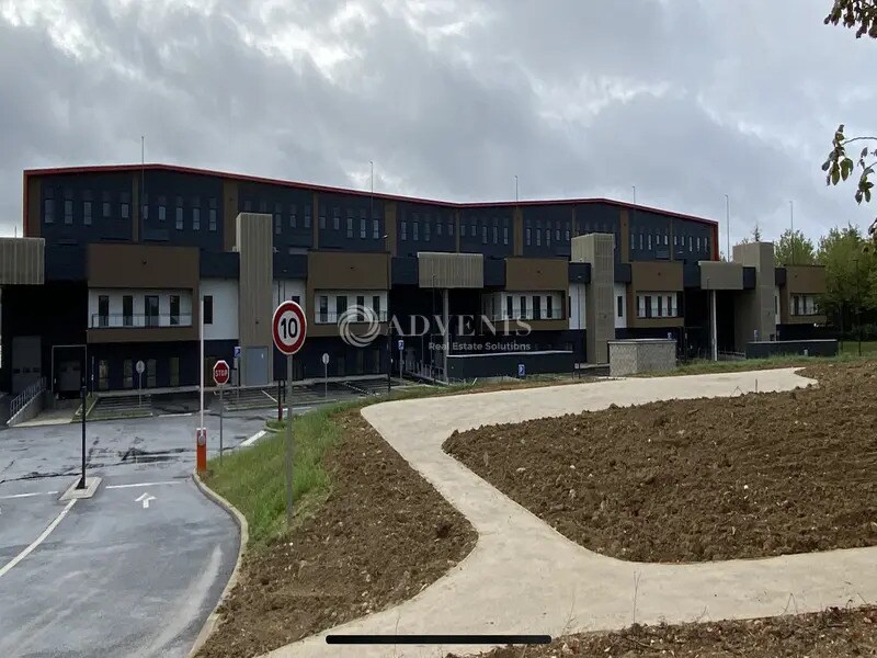 Industriel dans Élancourt à louer Photo du bâtiment- Image 1 de 10