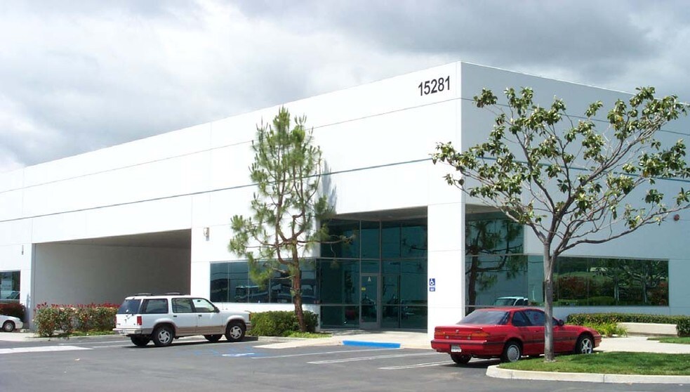 15281 Barranca Pky, Irvine, CA à louer - Photo du bâtiment - Image 3 de 8