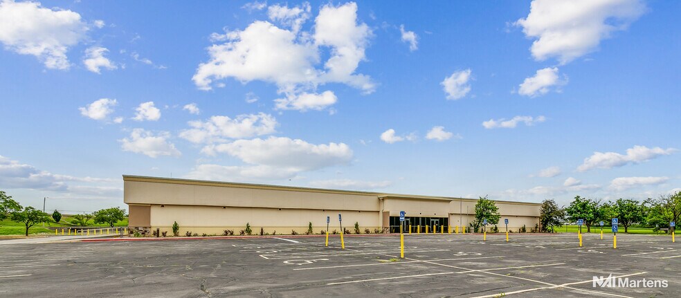 7236 E Harry Ct, Wichita, KS à vendre - Photo du bâtiment - Image 1 de 27