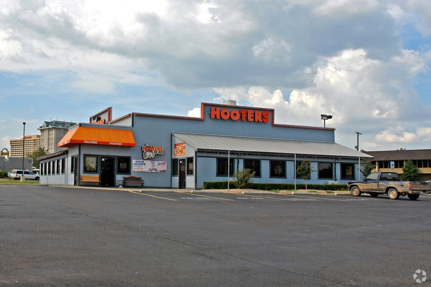 3025 Northwest Expy, Oklahoma City, OK for sale - Building Photo - Image 2 of 6