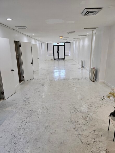 200-15 Linden Blvd, Saint Albans, NY for lease - Interior Photo - Image 2 of 3