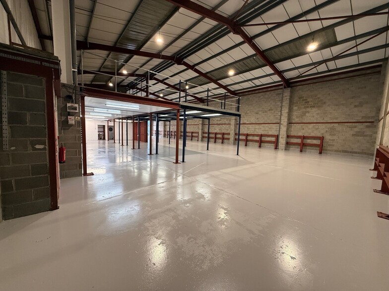 8 David Rd, Slough à louer - Photo du bâtiment - Image 2 de 17