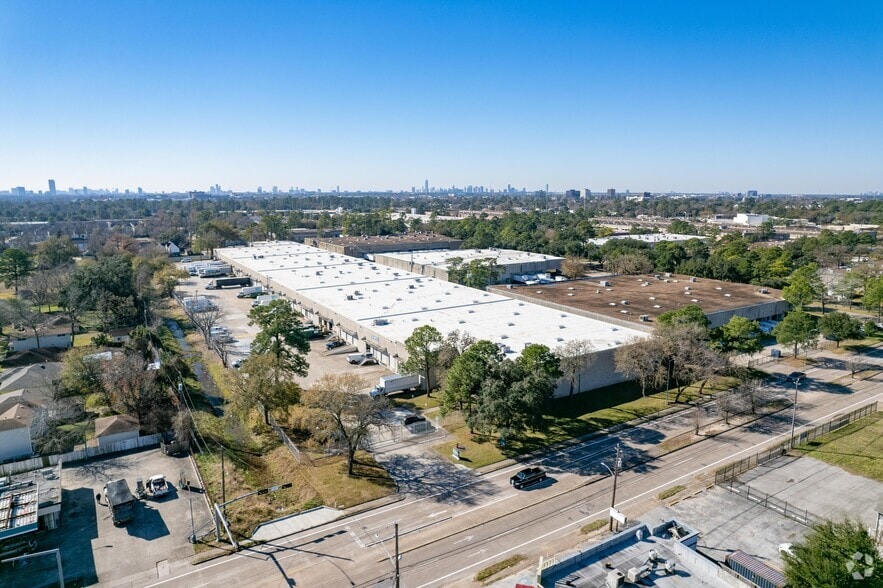401-421 W Crosstimbers St, Houston, TX for lease - Aerial - Image 3 of 4