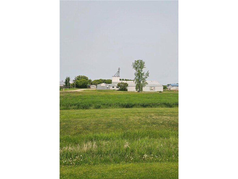 2401 Highway 12 E, Willmar, MN à vendre - Photo du bâtiment - Image 3 de 11