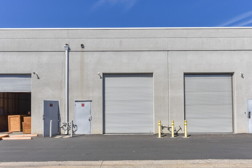 711 W 17th St, Costa Mesa, CA à louer - Photo du bâtiment - Image 3 de 7